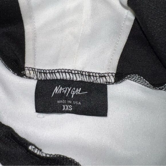 Nasty Gal 🔥 NWT 🔥 deep V 🔥 black & white 🔥 XXS - Picture 2 of 7